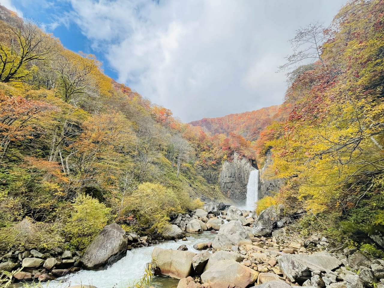 妙高市 滝と紅葉のコントラストが美しい 苗名滝の紅葉が見頃を迎えています 号外net 上越市 糸魚川市 妙高市