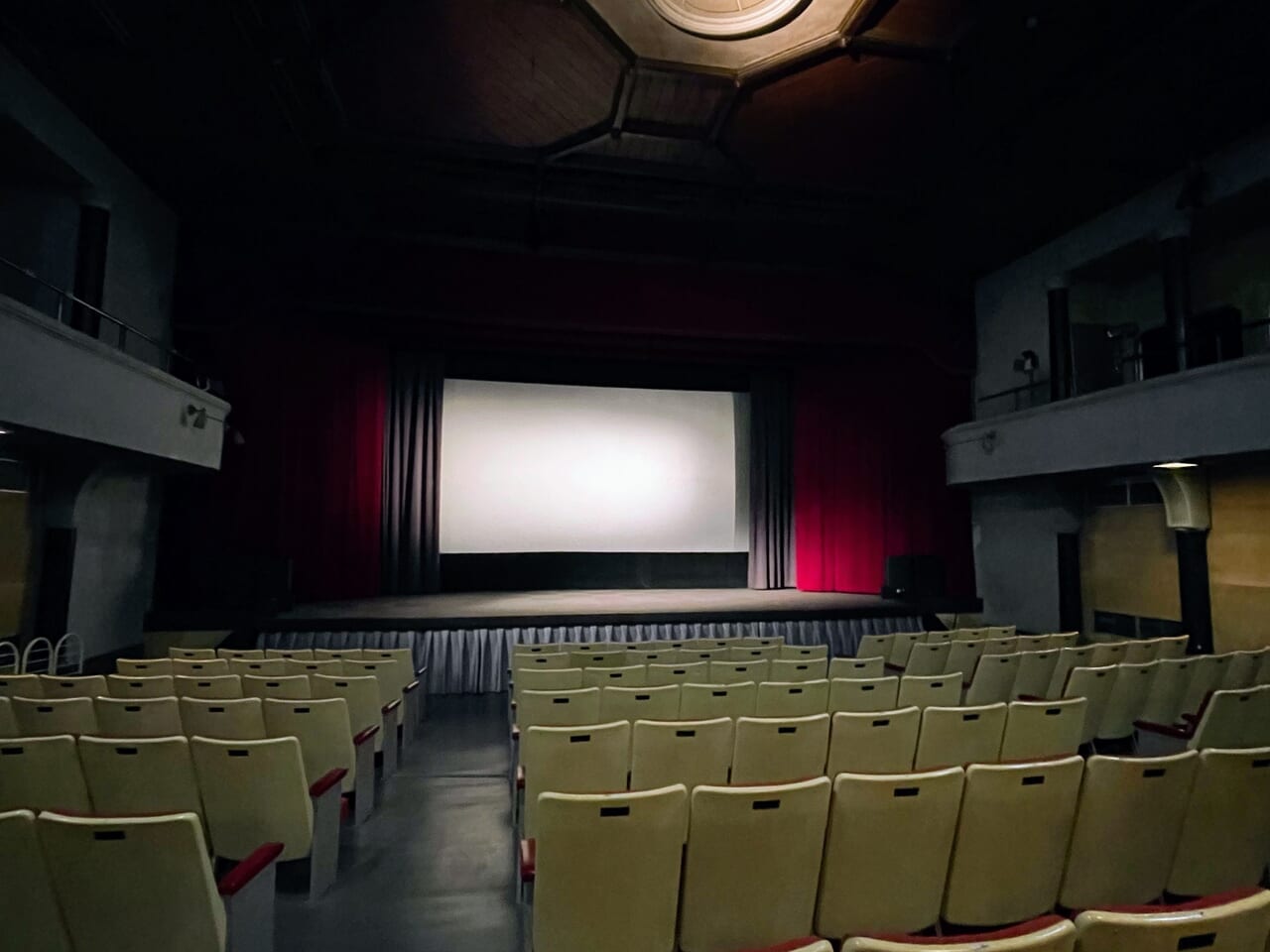 高田世界館場内（1階）