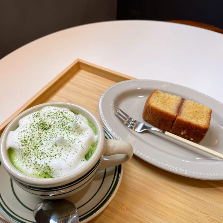 ポルポロン 直江津店のケーキと抹茶ラテ