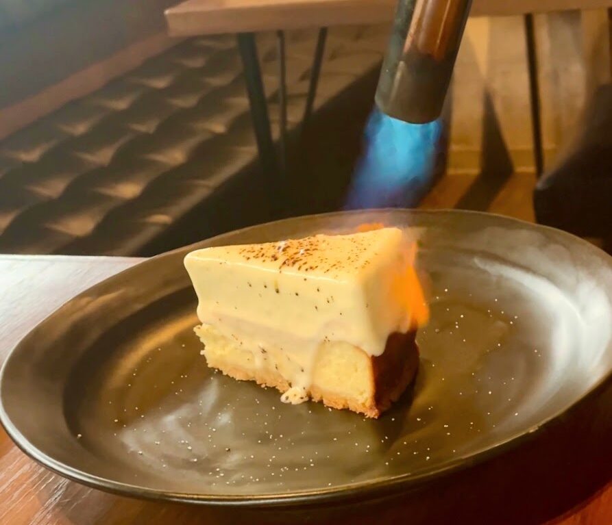 Cafe Ing（カフェ イング）の炙りチーズケーキ