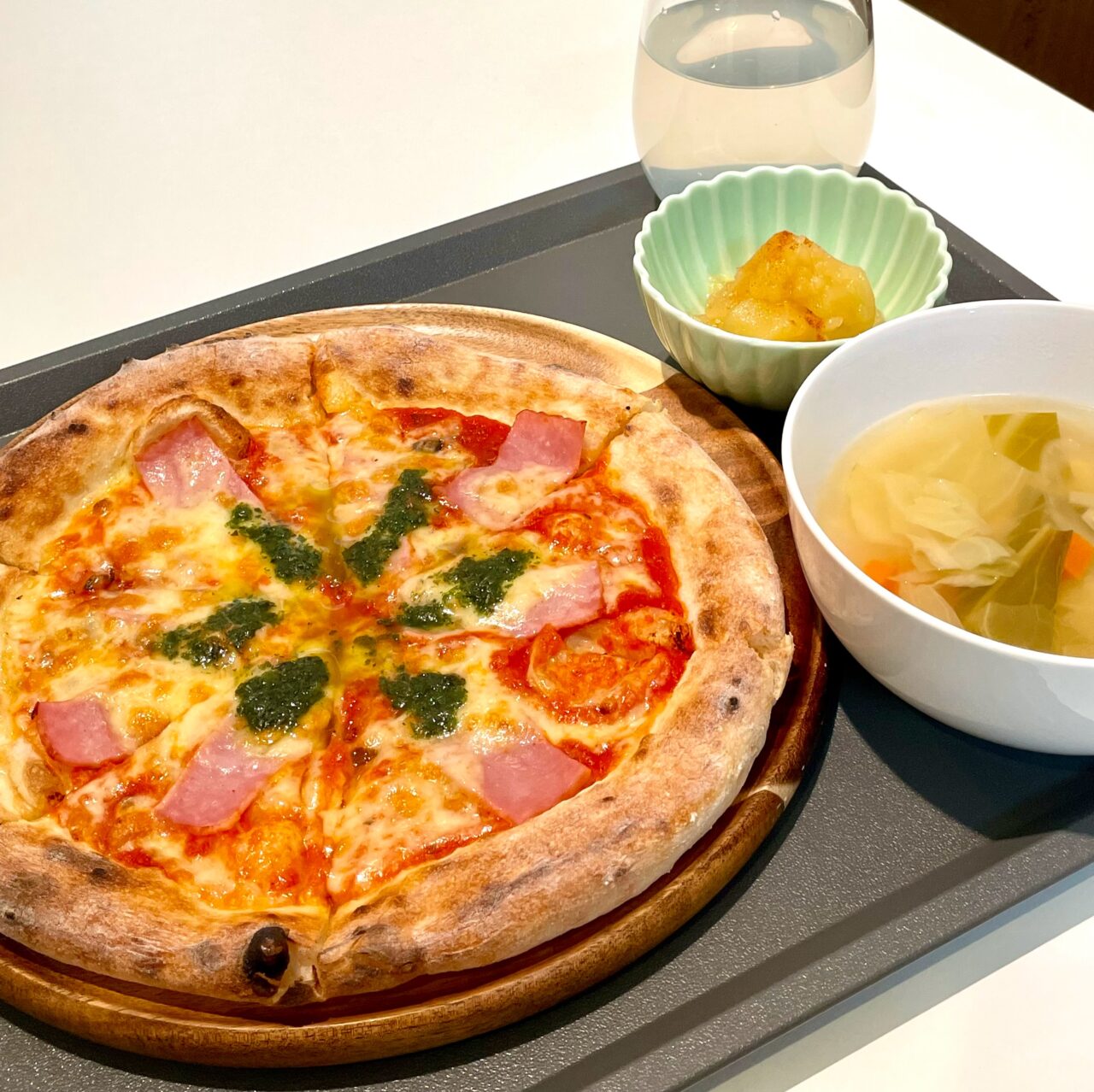 くじらカフェのくじらピザ