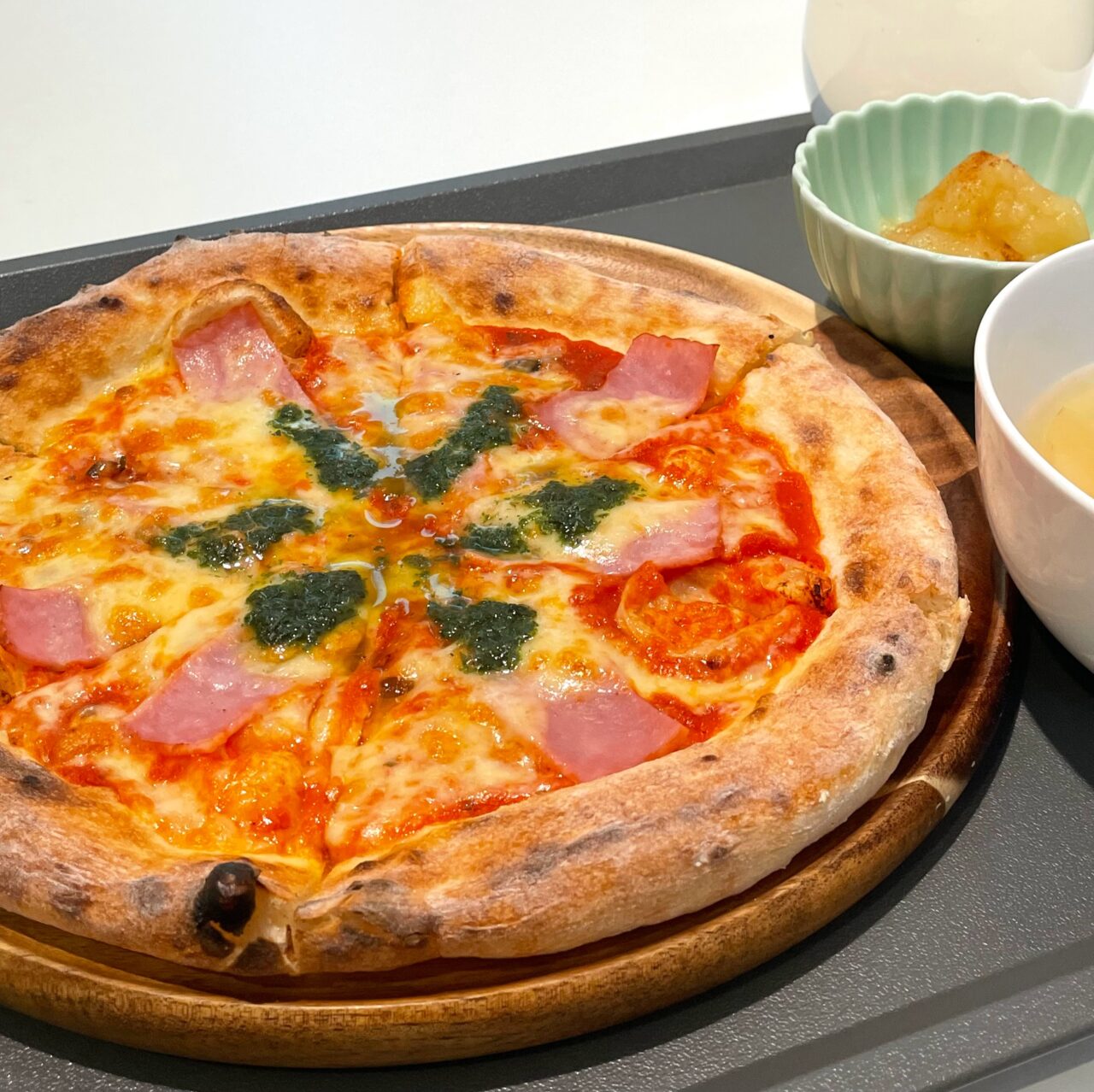 くじらカフェのくじらピザ