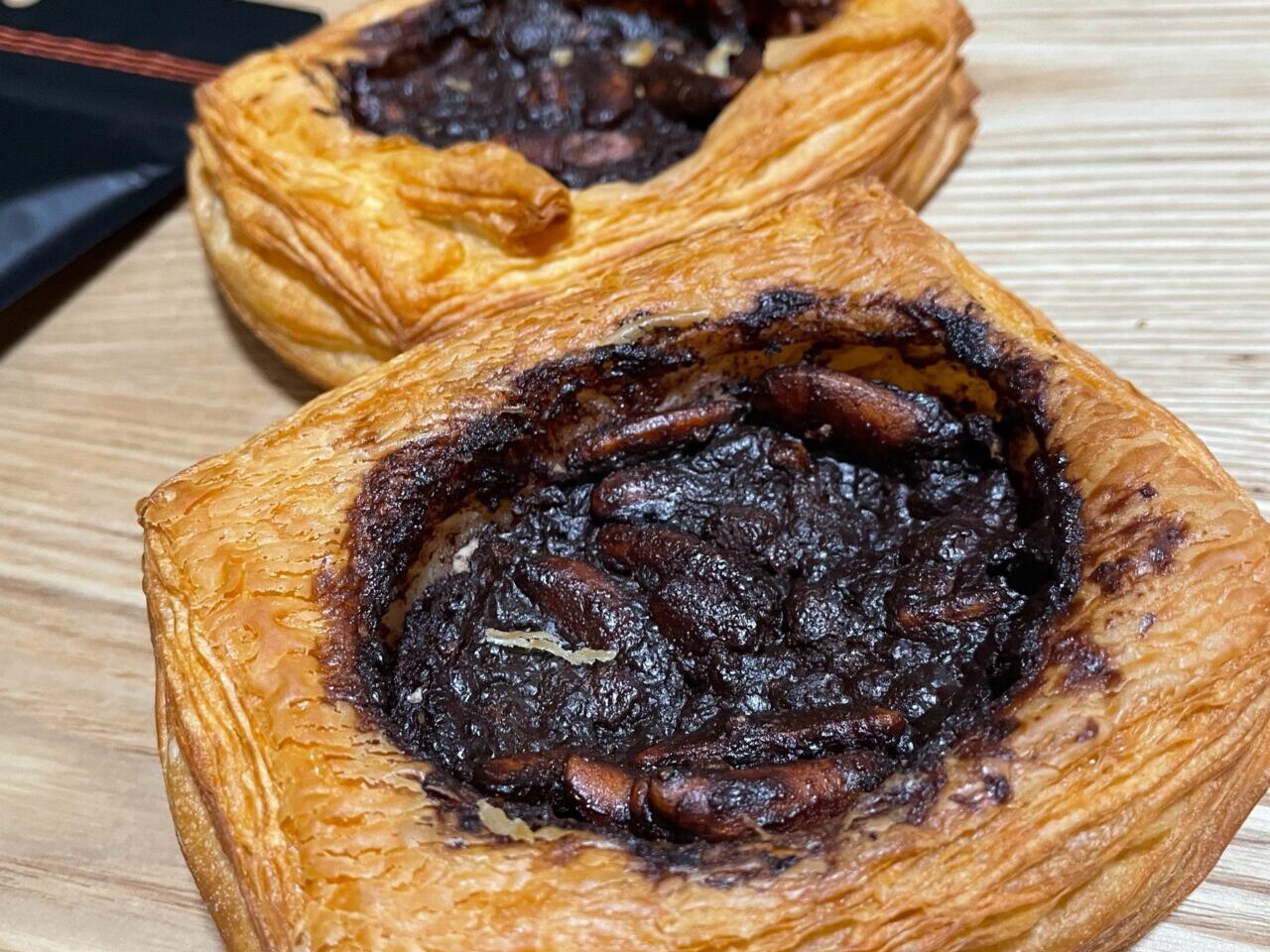 ブルックリンと阿部幸製菓株式会社のコラボ商品「柿の種チョコクリームデニッシュ」