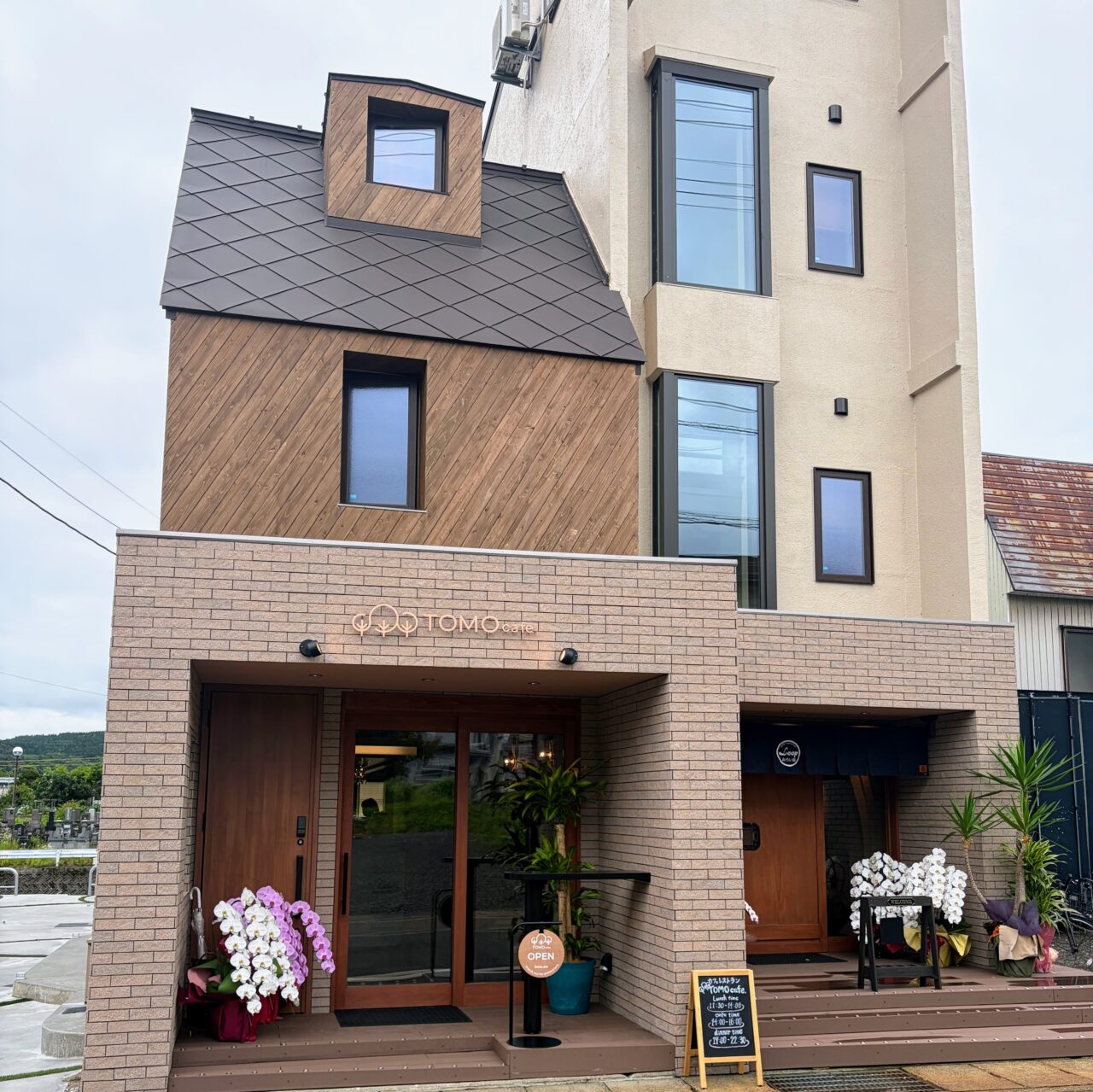 北国街道の宿場町に、人がつながる灯りを。ランチやディナーも楽しめる「TOMO cafe.」がオープン