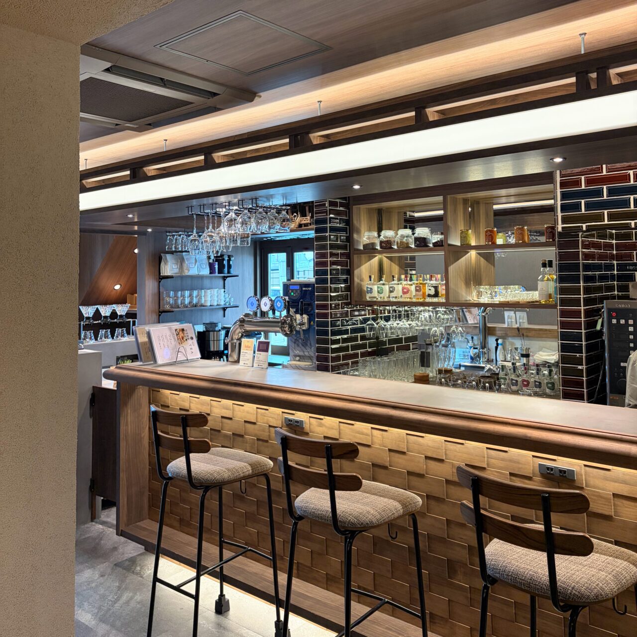 北国街道の宿場町に、人がつながる灯りを。ランチやディナーも楽しめる「TOMO cafe.」がオープン